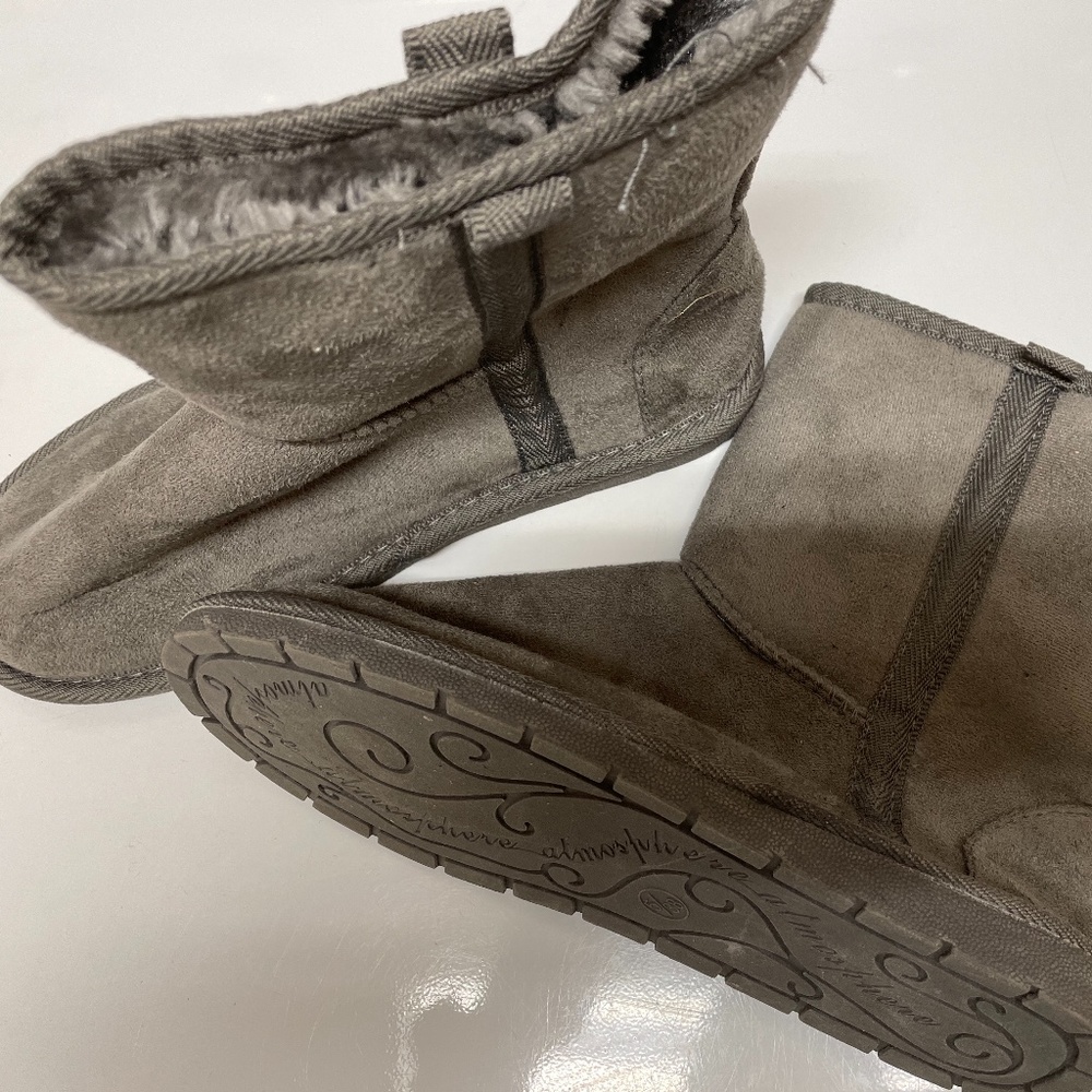 New short gray ugg like lounge boot size 8